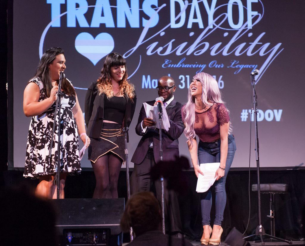 Des présentateurs sur scène lors de la journée de visibilité Trans en 2016 à San Francisco.